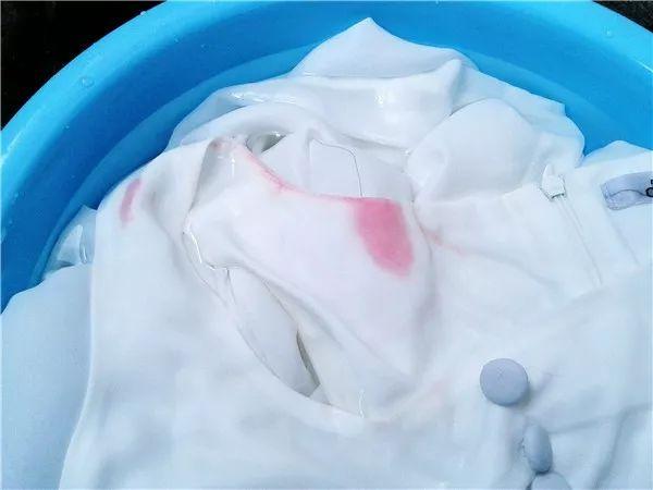 如何洗去工作服上油污？