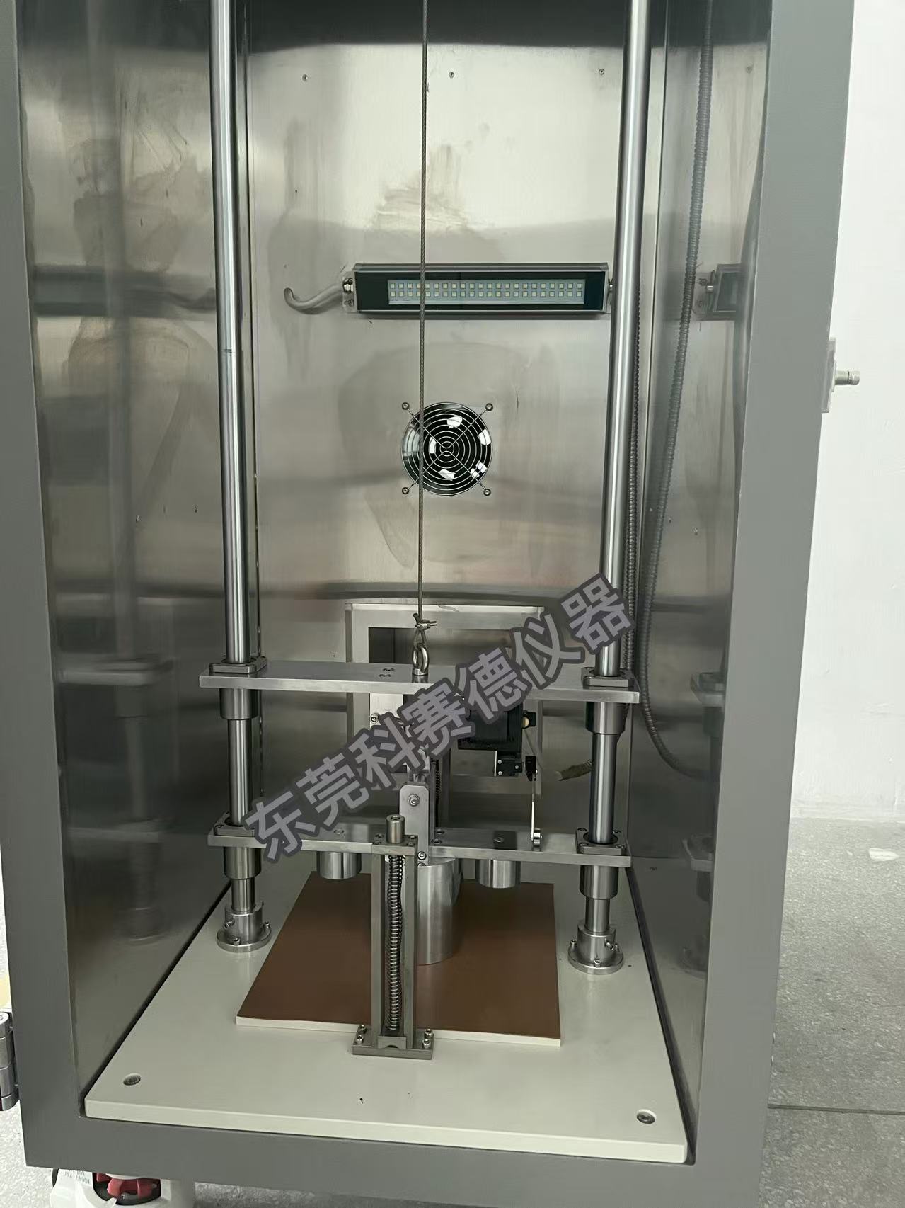 電池重物沖擊試驗(yàn)機(jī)內(nèi)部細(xì)節(jié)